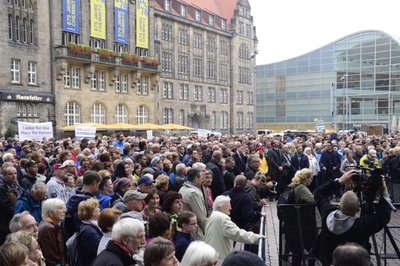 <p>"Ich werde den Ruf der Stadt immer verteidigen und deutlich machen, dass das am Montag eine Minderheit war", sagte Kretschmer.</p>