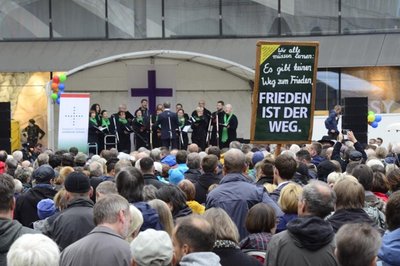 <p>An die Versammelten appellierte er, sich im Alltag vor Menschen zu stellen, die diskriminiert werden - sei es wegen ihrer Hautfarbe, ihrer sexuellen Orientierung oder wegen einer Behinderung.</p>