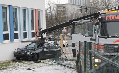 <p>Bei dem Versuch rückwärts den Unfallort zu verlassen vefing sich das Auto im Zaun, weshalb Fahrer und Beifahrer zu Fuß in verschiedene Richtungen flüchteten.</p>
