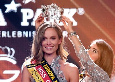 <p>Die neue Miss Germany erhält dabei die Krone von der bisherigen Miss Germany, Anahita Rehbein.</p>
