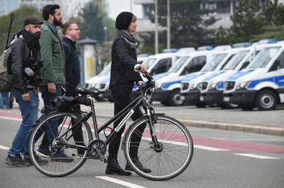 <p>Die Oberbürgermeisterin Barbara Ludwig auf dem Weg zur Demo.</p>