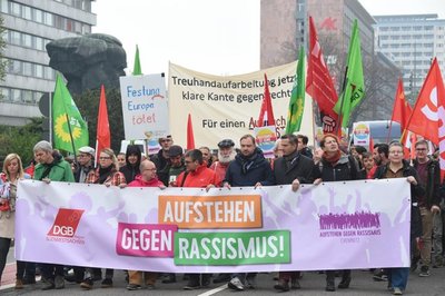 <p>Breite Front gegen rechts: In der ersten Reihe der Demo laufen Hanka Kliese (SPD-Landtagsmitglied), Volkmar Zschocke (Grünen-Landtagsmitglied), Susanne Schaper (Landtagsmitglied Linke), Frank Müller-Rosentritt (FDP-Bundestagsmitglied), Alexander Dierks (CDU-Generalsekretär Sachsen), Martin Dulig (SPD-Vorsitzender Sachsen), Ralf Hron (DGB-Regionalchef), Gabi Engelhardt (Aufstehen gegen Rassismus). Dahinter Sprechchöre "Nationalismus raus aus den Köpfen!".</p>