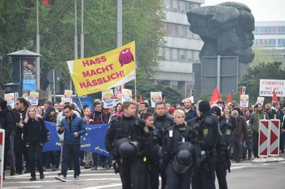 <p>Mehrere hundert machten sich am Morgen vom Marx-Monument aus auf den Weg.</p>