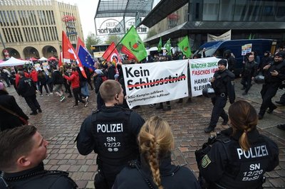 <p>Die Polizei trennte die Lager von Teilnehmern der Gewerkschafts-Kundgebung auf dem Neumarkt und der AfD-Veranstaltung auf dem Markt nebenan.</p>