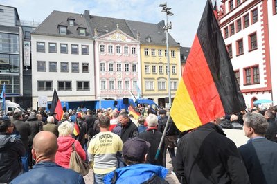 <p>Von Storch kritisierte alle linken Parteien, zu der auch Teile der CDU gehörten. Klimaschutz und Kohleausstieg würden die deutsche Industrie zerstören.</p>