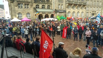 <p>Bis zu 2300 Menschen nahmen laut Versammlungsbehörde an der Veranstaltung auf dem Neumarkt daran teil.</p>