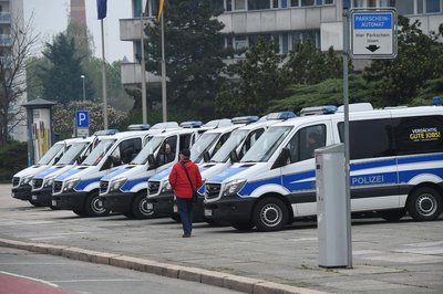 <p>Sichtbare Polizeipräsenz am Morgen vor dem "Nischel" in Chemnitz. 300 Kräfte waren am Mittwoch in Chemnitz im Einsatz.</p>