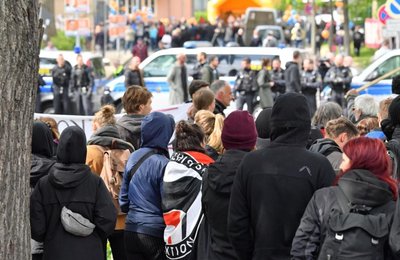 <p>Laut Polizei demonstrierten 120 Menschen spontan gegen den an der Brauhausstraße geplanten Bürgertreff der Gruppierung.</p>