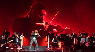 <p>Vor 5500 Zuschauern präsentierte der 38-Jährige am Samstagabend in Chemnitz zum Auftakt seiner Tour mit dem Titel «Unlimited-Greatest Hits-Live 2019» einen Querschnitt aus zehn Jahren Crossover.</p>