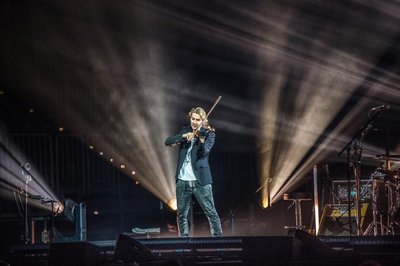 <p>Auf der Bühne entfalteten die Neue Philharmonie Frankfurt und seine Band einen wuchtigen Sound, aus dem Garrett mit seiner Geige virtuos herausstach.</p>