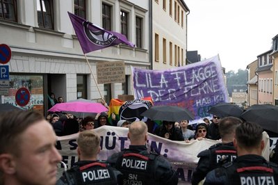 <p>Bereits nach einigen hundert Metern zog der Zug an etwa 400 Gegendemonstranten vorbei.</p>