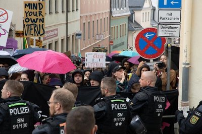<p>Das Bündnis Pro Choice Sachsen hatte zum Protest aufgerufen. Es erklangen Rufe wie „Fundamentalismus raus aus den Köpfen“ und Pfiffe. Die Polizei trennte den Schweigemarsch von den Gegendemonstranten.</p>