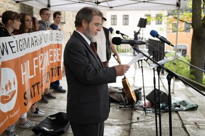 <p>Der Schweigemarsch führte vom Parkplatz gegenüber dem Erzgebirgsklinikum aus unter anderem über die B 95 und die Lindenstraße zum Unteren Kirchplatz. Bei der Abschlusskundgebung zum Schweigemarsch sprach unter anderem dessen Gründer Joachim Hadlich, der heute dem Fachausschuss Familie der AfD-Landesprogramm-Kommission angehört, wie in einem Interview auf der Internetseite des Vereins Lebensrecht Sachsen erklärt wurde.</p>