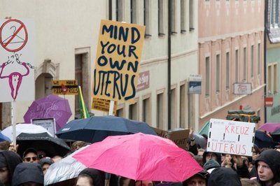 <p>Die Gegendemonstranten wurden auf anderer Strecke zur Großen Kirchgasse geführt, diese lag aber teilweise in Hör- und Sichtweite.</p>