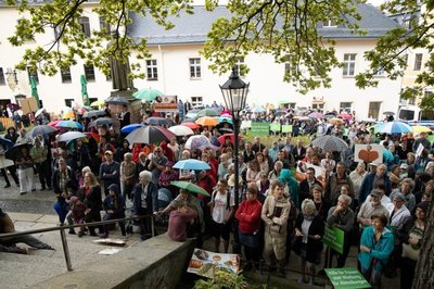 <p>Während der Abschlusskundgebung der Abtreibungsgegner trennten nur wenige Meter die beiden Lager. Diese kritisieren auf gegensätzliche Weise die Abtreibungspraxis in Deutschland, die in den Paragrafen 218 und 219 im Strafgesetzbuch geregelt ist.</p>