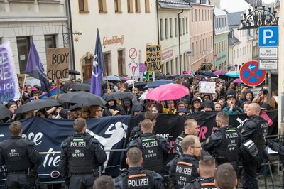 <p>Zwar hätten in deren Reihen etwa 20 Teilnehmer versucht, aus dem Zug auszubrechen und offenbar in Richtung der Strecke des Schweigemarschs zu gelangen, so Jana Ulbricht von der Polizeidirektion Chemnitz. Aber ansonsten sei das Geschehen friedlich geblieben, „Straftaten waren nicht zu verzeichnen“. Nach dem Abbrennen eines Nebelkörpers wurde aber gegen eine 24-jährige Teilnehmerin in den Reihen der Gegendemonstranten eine Ordnungswidrigkeit wegen des Verstoßes gegen das Sprengstoffgesetz angezeigt.</p>