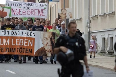 <p>Während die Initiatoren des Schweigemarsches ein generelles Verbot von Abtreibungen fordern, setzt sich Pro Choice Sachsen für eine Legalisierung von Abtreibungen und die Abschaffung des Paragrafen 218 ein. Dieser regelt, das Schwangerschaftsabbrüche generell strafbar sind. Nur unter bestimmten Voraussetzungen sind sie straffrei.</p>