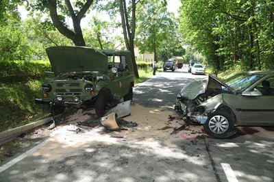 <p>Beim Zusammenprall wurde die 18-jährige Opelfahrerin schwer verletzt, ebenso drei Insassen des Militärfahrzeuges. Der 54-jährige Fahrer des Oldtimers wurde leicht verletzt. Zwei Rettungshubschrauber waren im Einsatz.</p>