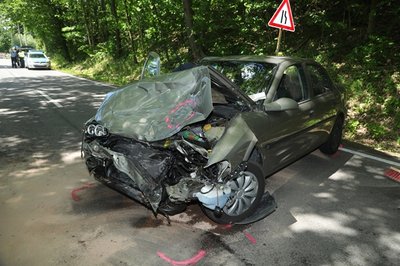 <p>Eine 18-jährige Opelfahrerin hatte in einer Linkskurve die Kontrolle über ihren Wagen verloren. Das Auto geriet auf den Randstreifen und wurde dann auf die Gegenfahrbahn geschleudert.</p>