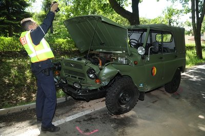 <p>Dort stieß es frontal mit einem sowjetischen Militärfahrzeug des Typs UAZ zusammen. Der Oldtimer befand sich an der Spitze einer Kolonne historischer Militärfahrzeuge.<br />
</p>