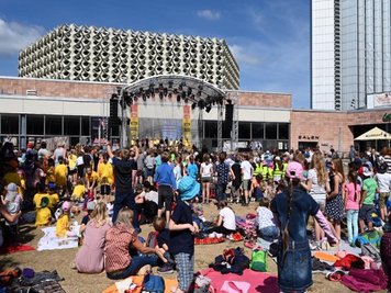 <p>Musik-Picknick im Stadthallenpark</p>
