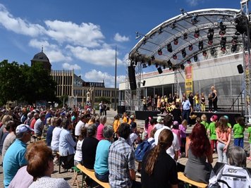 <p>Musik-Picknick im Stadthallenpark</p>
