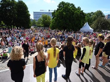 <p>Beim Musik-Picknick im Stadthallenpark auf der Parksommerbühne war schon zu Beginn des Kosmos viel los.</p>
