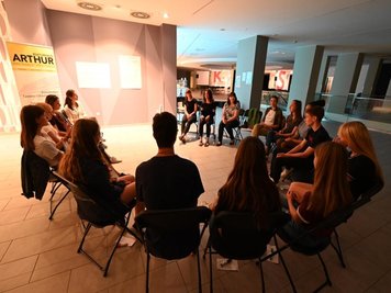 <p>In den Räumen des ehemaligen Kaufhauses Xquisit findet ein Workshop statt. Thema: Menschenrechte.</p>
