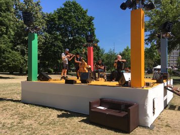 <p>Die Dresdner Band Krambambuli spielt im Stadthallenpark.</p>
