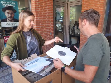 <p>Katrin Kropf verkauft auf dem Vinylflohmarkt im Underworld-Recordstore einen Teil ihrer Plattensammlung. Sie hat über 2000 Schallplatten zu Hause.</p>
