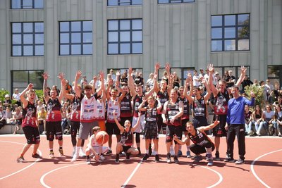 <p>Die Teams um Malte Ziegenhagen und Felix Kummer vor dem Basketballspiel an der Haase-Fabrik neben der Rochlitzer Straße.</p>
