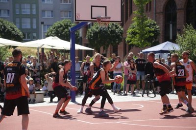 <p>Team Felix gewinnt vor etwa 200 Fans mit 26:20 gegen Team Malte.</p>
