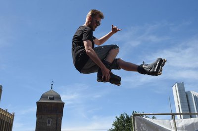<p>Skater zeigen am Rand des Stadthallenparks ihr Können.</p>

