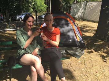 <p>Die ersten Camper am Kulturhaus Arthur sind da. Laura Ritter und Tabea Scholz kamen extra aus Frankenau in Hessen. Ihr Favorit heute Abend: Herbert Grönemeyer.</p>

