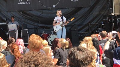 <p>Ihr letzter Song beim Kosmos: „Wave Boy“. Am Freitag ist sie dann noch einmal am Stausee Oberrabenstein beim Kosmonaut-Festival zu erleben.</p>
