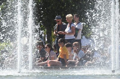 <p>Wassernebel vom Springbrunnen sorgt für etwas Abkühlung.</p>
