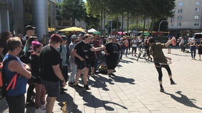 <p>Sie tanzen vor der Punkbühne.</p>
