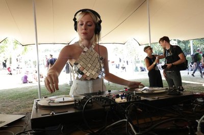 <p>DJ Terez in Aktion.</p>
