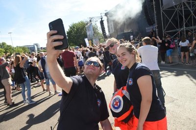 <p>Auch die Einsatzkräfte halten das Kosmos Chemnitz mit dem Smartphone fest.</p>
