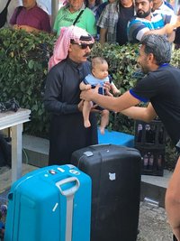 <p>Der syrische Superstar Souleyman sorgte für Riesentrubel. Selbst Babys wurden ihm gereicht. Familienväter schickten kleine Jungs zu Souleyman, der sie umarmt und ihnen die Hand schüttelt.</p>
