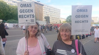 <p>Wer sagt denn, dass hier nur junge Leute ein Zeichen setzen. "Wir haben uns hier in Chemnitz Anfang Juni der deutschlandweiten Initiative angeschlossen. Es geht um unsere Kinder und Enkel. Die sollen nicht in so einem Chaos aufwachsen", sagen Irene und Anett. Sie erfahren hier viel Zuspruch, sagen sie.</p>
