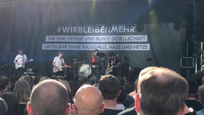 <p>"Hey du: Ein Stück gegen Erniedrigung und Ausgrenzung", sagt Sänger Dirk von Lowtzow. „Wir können nichts anderes“.</p>
