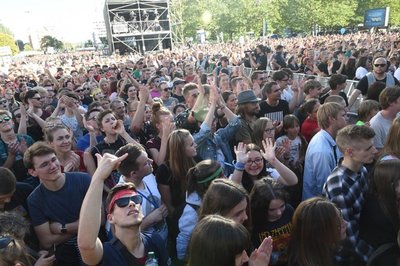<p>Tausende Konzertbesucher am Abend vor der Hauptbühne.</p>
