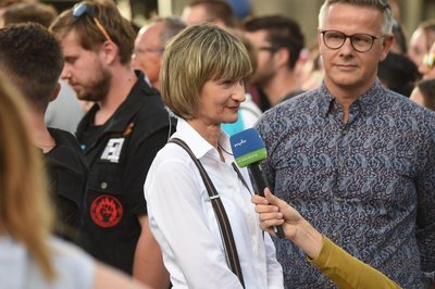 <p>Die Chemnitzer Oberbürgermeisterin Barbara Ludwig (SPD) beim Interview mit dem MDR. Neben ihr: der neue Pressesprecher der Stadt, Matthias Nowak.</p>
