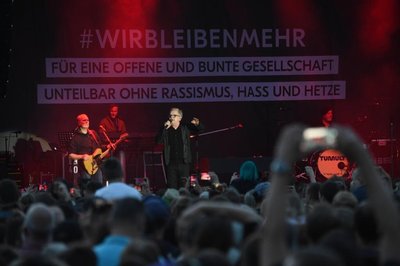 <p>Grönemeyer sang unter anderem "Mensch" und "Bleibt alles anders".</p>
