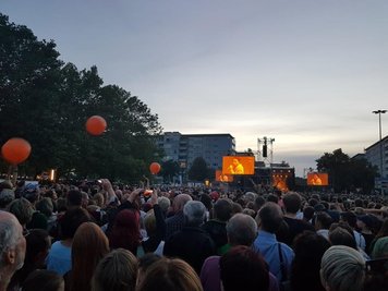 <p>Er verband seinen Auftritt vor tausenden Menschen mit der Mahnung, rechte Gewalt zu ächten.</p>
