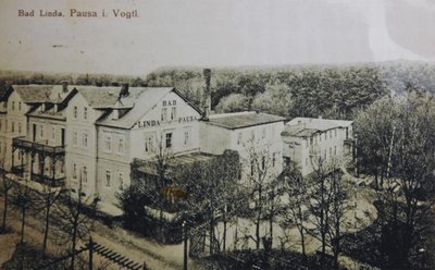 <p>1882 eröffnete das Kurhaus seine Fremdenzimmer mit benachbartem Badetrakt. Neben Moorbädern, Wasseranwendungen und Trinkkuren gab es auch Inhalationen gegen Erkrankungen der Atemwege.</p>

