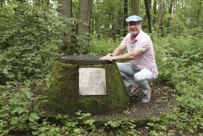 <p>Der aus Leipzig stammende und in Pausa lebende Unternehmer Dirk Förster hat das 13 Hektar große Areal mit Wald, Quelle, Moor, Teichen und Park gekauft. Mit einem Kneipp-Pfad will er das eisenhaltige Heilwasser auch für Besucher erlebbar machen.</p>
