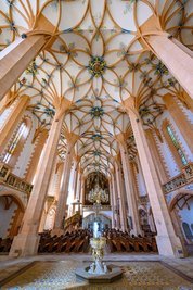 <p>Prachtvoll ausgestattet ist der Innenraum von St. Annen: Paradiesgarten wird das Deckengewölbe genannt.</p>
