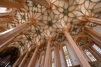 <p>Es kommt öfter vor, dass Gästeführerin Sylvia Schelter Besucher der St. Annenkirche auffordert, sich auf die Kirchenbänke zu legen, kurz die Augen zu schließen und dann hoch zur Decke zu schauen.</p>
